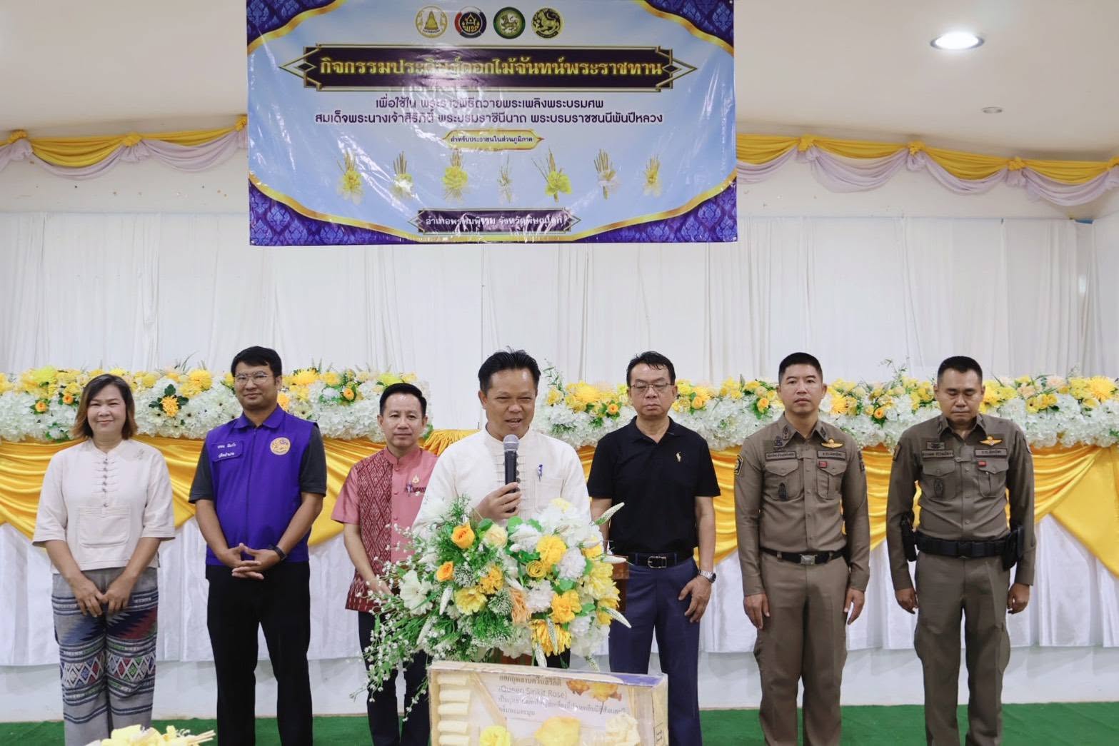 พช.พรหมพิราม ดำเนินจัดกิจกรรมประดิษฐ์ดอกไม้จันทน์พระราชทาน เพื่อใช้ในพระราชพิธีถวายพระเพลิงพระบรมศพ  สมเด็จพระนางเจ้าสิริกิติ์ พระบรมราชินีนาถ พระบรมราชชนนีพันปีหลวง สำหรับประชาชนในส่วนภูมิภาค
