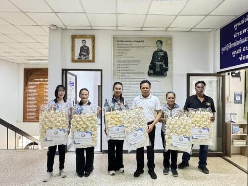 สพอ.พรหมพิราม ร่วมรับมอบดอกไม้จันทน์ จำนวน 800 ดอก จากเทศบาลตำบลเมืองพรหมพิราม เพื่อเตรียมความพร้อมสำหรับงานพระราชพิธีถวายพระเพลิงพระบรมศพ สมเด็จพระนางเจ้าสิริกิติ์ พระบรมราชินีนาถ พระบรมราชชนนีพันปีหลวง